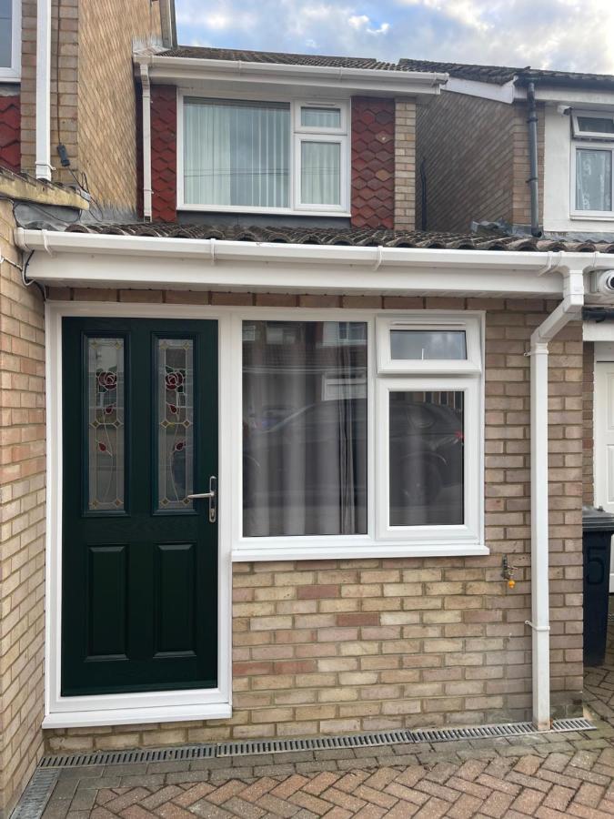 Sela House - Luton Airport Apartment